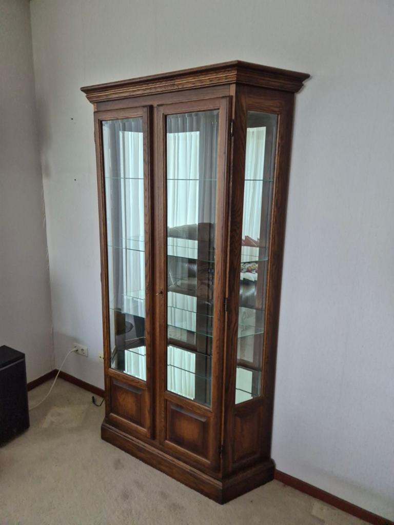 Elegante vitrinekast met glazen deuren en planken, Huis en Inrichting, Kasten | Vitrinekasten, Ophalen, Glas, Klassiek, Traditioneel