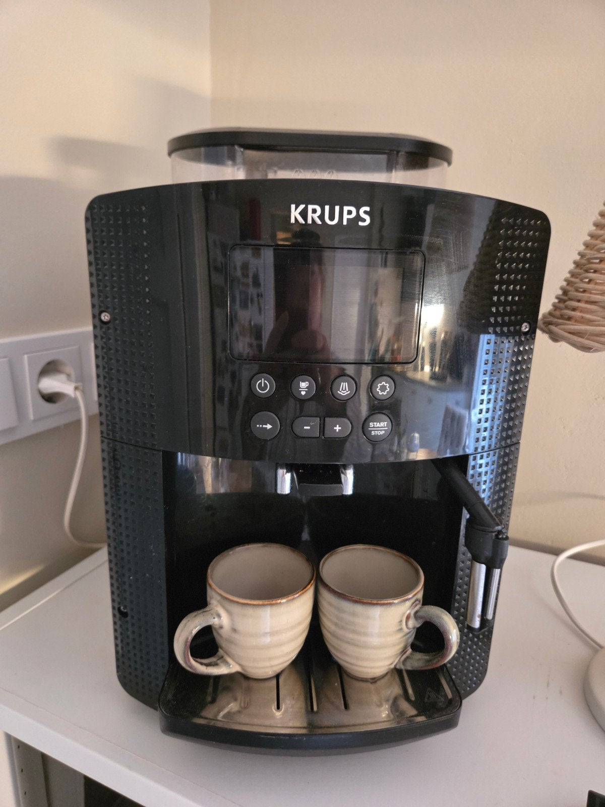 Krups Essential Koffiemachine met Auto-Cappuccino Set, Espresso apparaat, 10 kopjes of meer, Zo goed als nieuw, Afneembaar waterreservoir