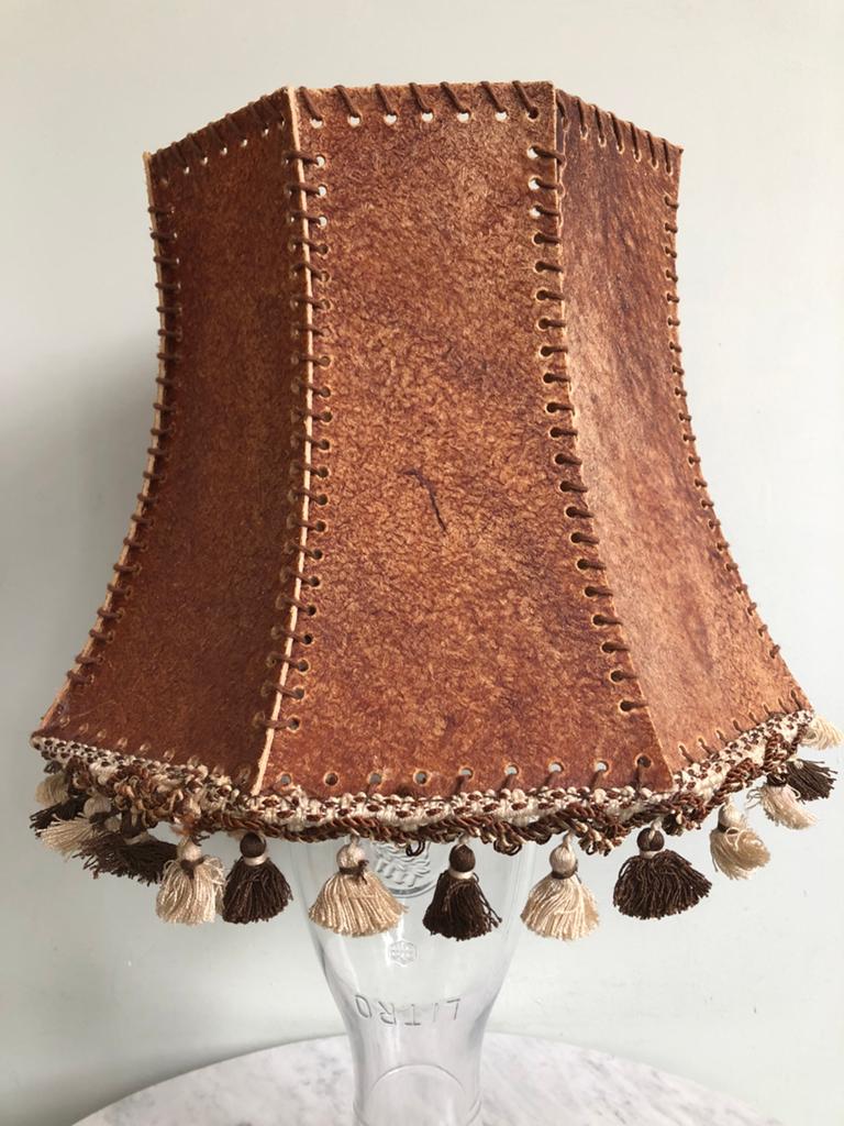 Vintage Retro lampenkap (varkensblaas)met kwastjes, 23 cm.H, Huis en Inrichting, Lampen | Lampenkappen, Ophalen of Verzenden, Overige vormen