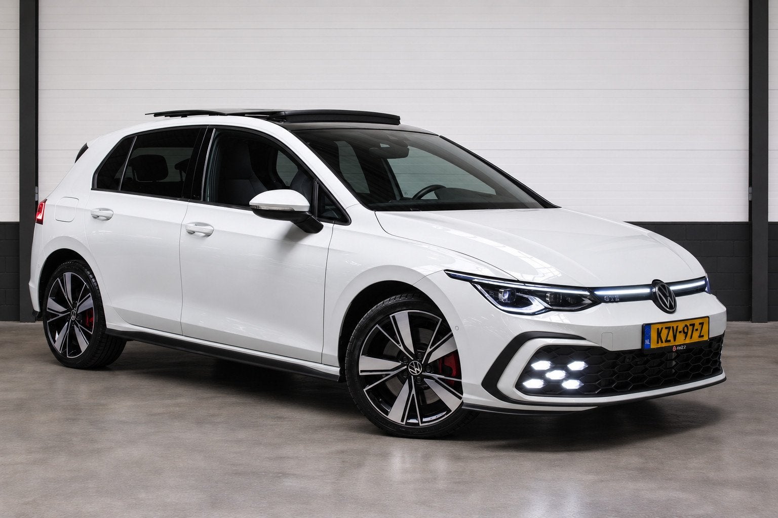 Volkswagen Golf 1.4 eHybrid GTE l Pano l Camera l Sfeerverl, Auto's, Gebruikt, 4 cilinders, Met garantie (alle), Wit