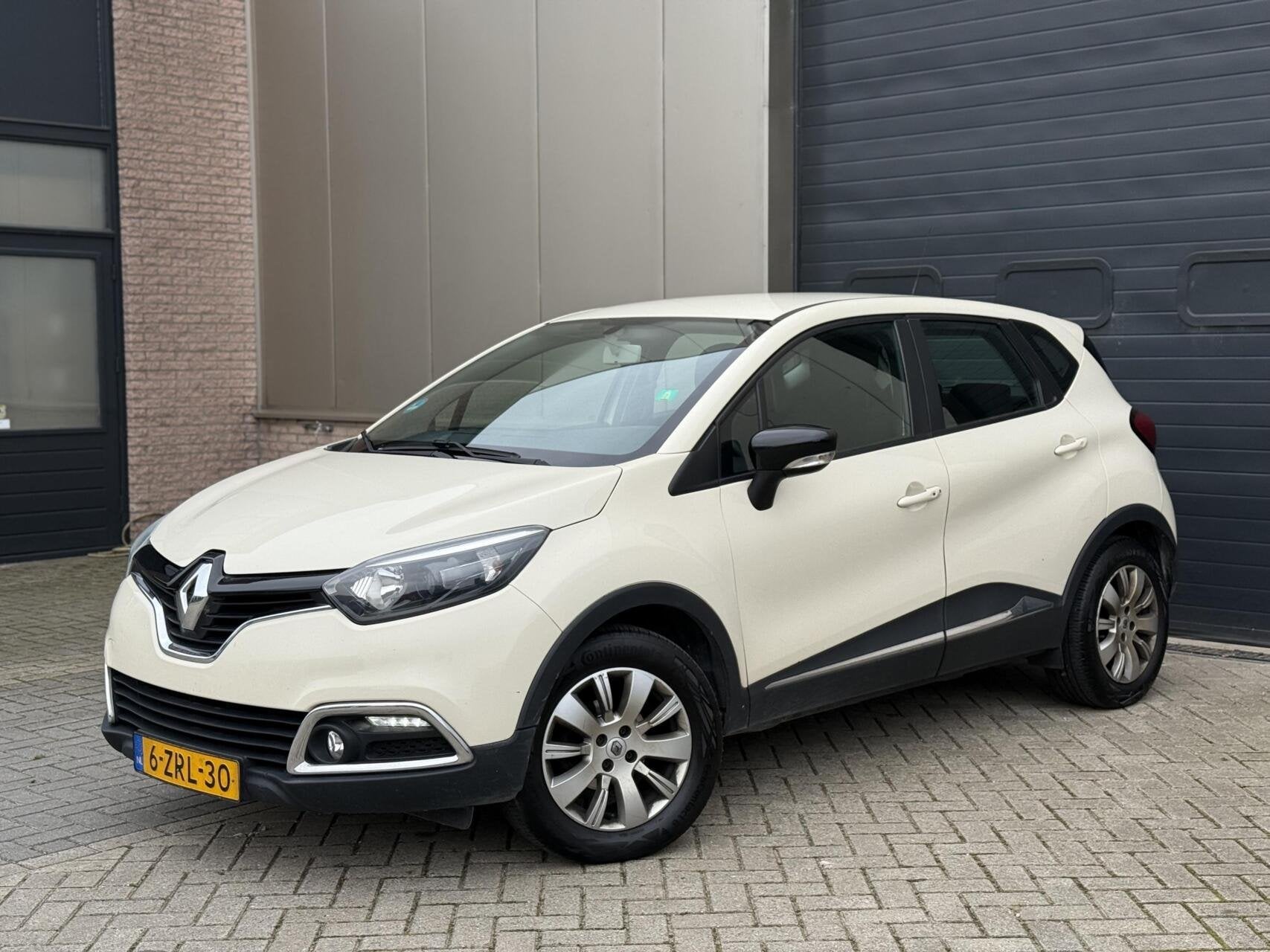 Renault Captur 0.9 TCe Helly Hansen 2015 Airco/Cruise/Navi, Auto's, Voorwielaandrijving, Gebruikt, Bruin, 49 €/maand