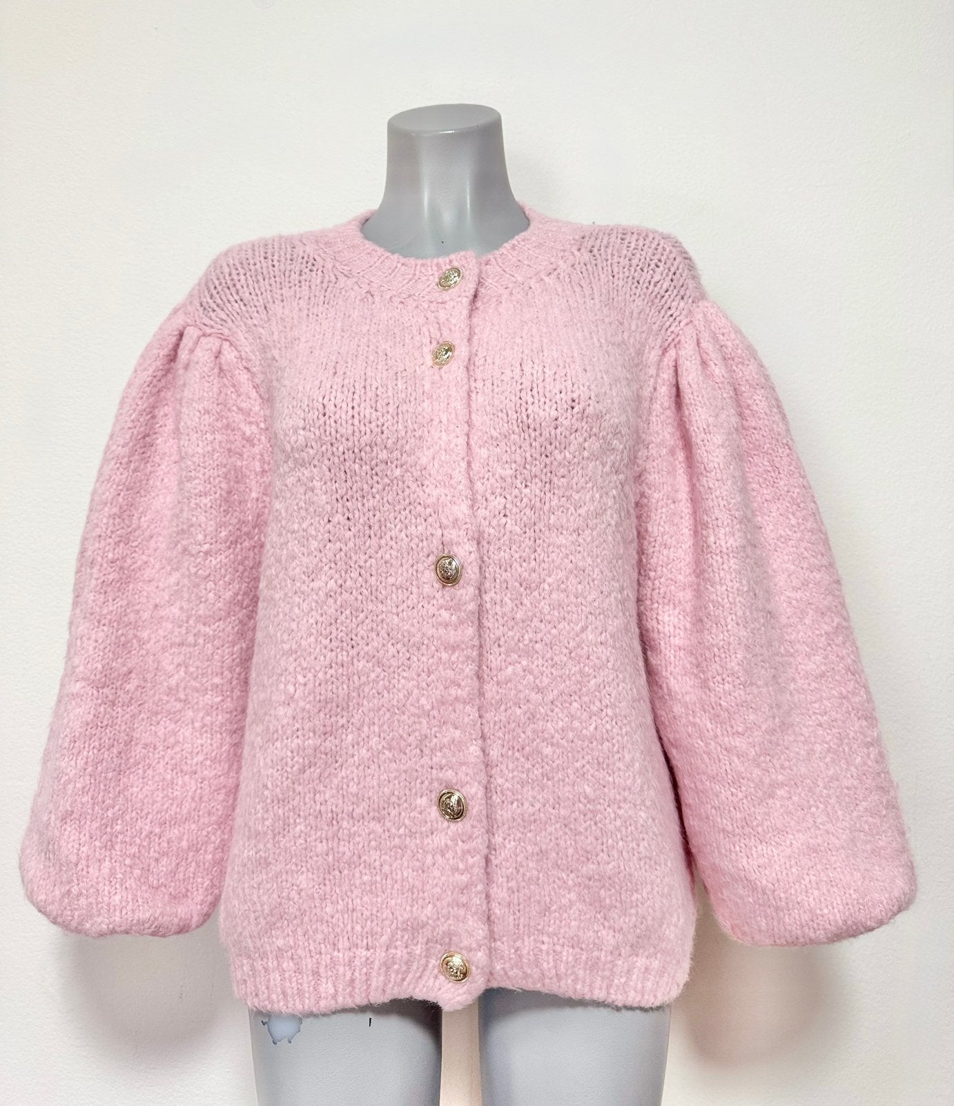 Ambika roze gebreid vest met gouden knopen One Size, Verzenden, Nieuw, Maat 42/44 (L), Roze