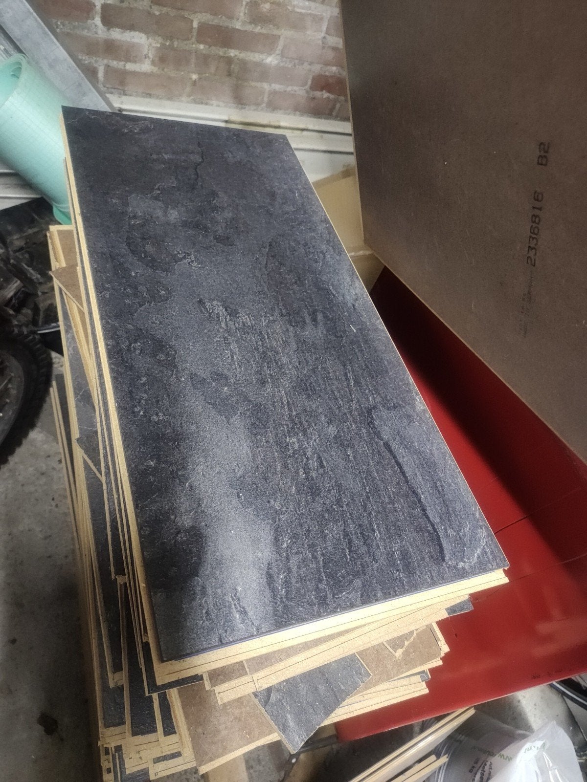 Gratis Laminaat 14m2 + zwart antraciet tegel, Doe-het-zelf en Verbouw, Vloerdelen en Plavuizen, Ophalen, 50 tot 150 cm, 10 m² of meer