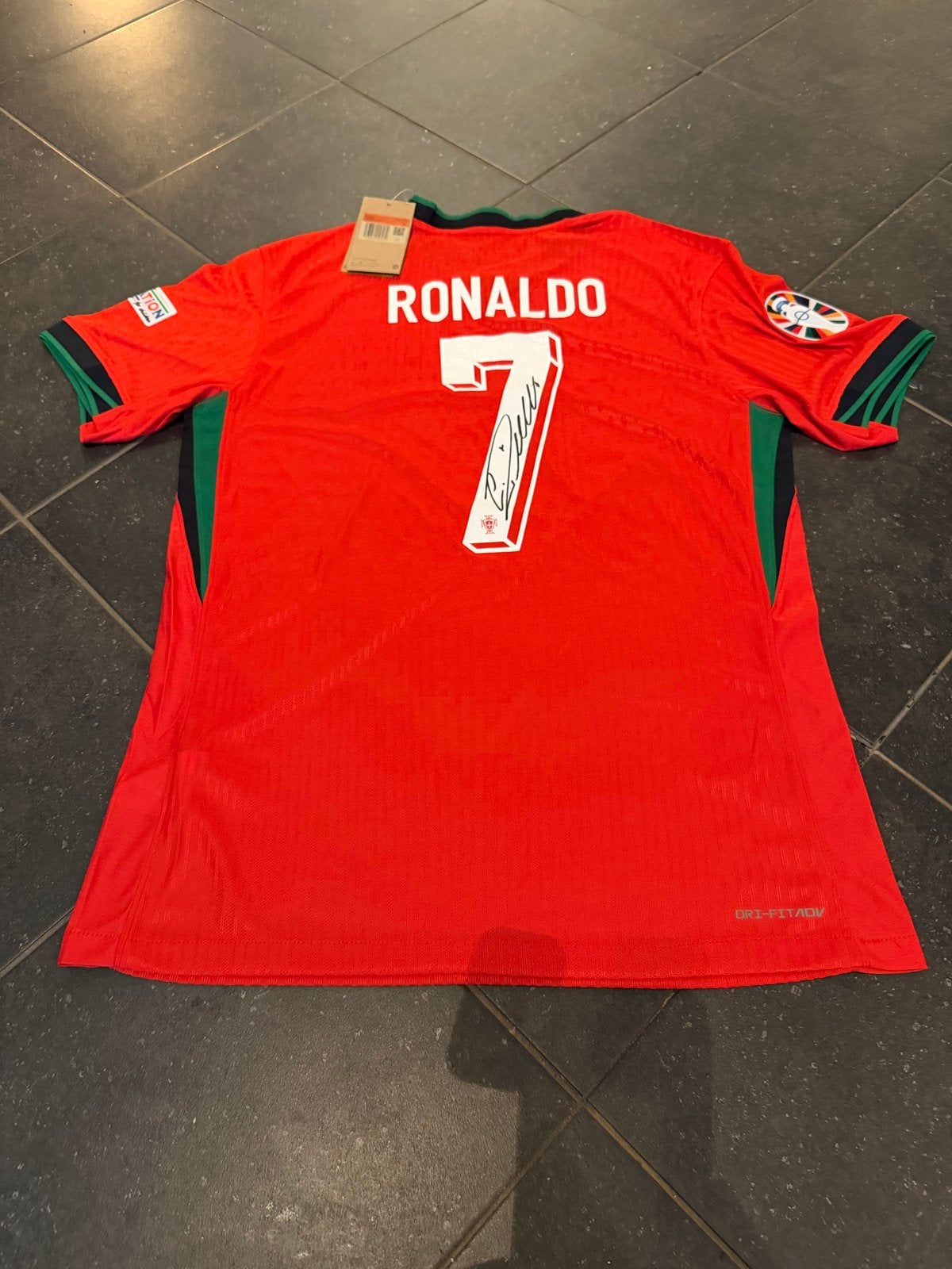 Gesigneerd Portugal thuisshirt Ronaldo - Maat L, Maat L, Ophalen of Verzenden, Nieuw, Shirt