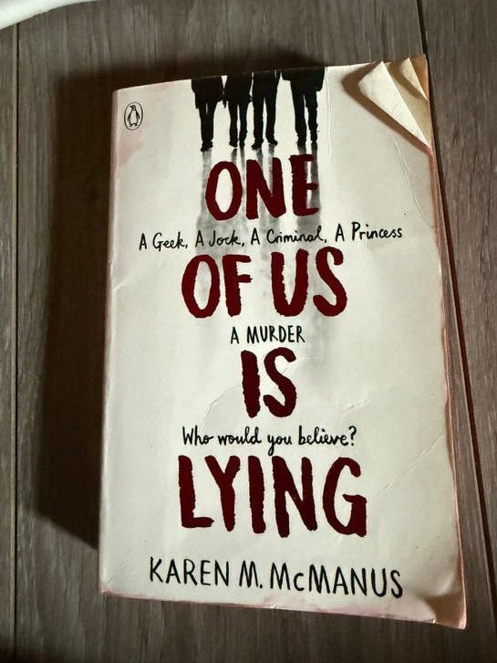 One Of Us Is Lying - Karen M. McManus (Engels), Boeken, Ophalen of Verzenden, Gelezen