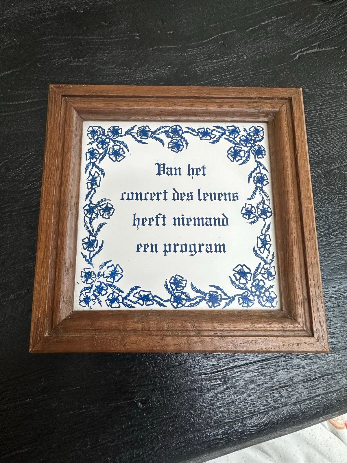 Delfts blauw-achtig tegeltje met spreuk in houten lijst, Antiek en Kunst, Ophalen of Verzenden