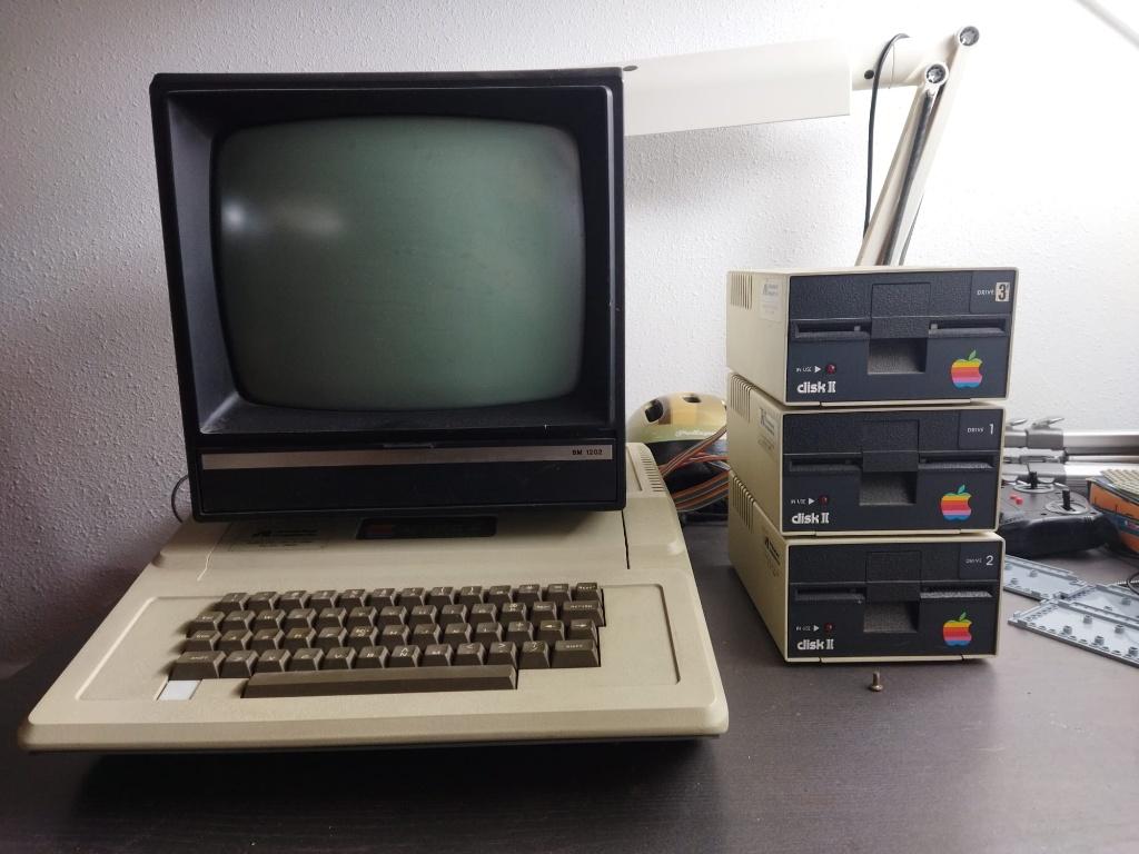 Apple 2 Europlus 48kb 1981 computer, monitor en 3 drives, Ophalen, Gebruikt, Overige typen, Onbekend