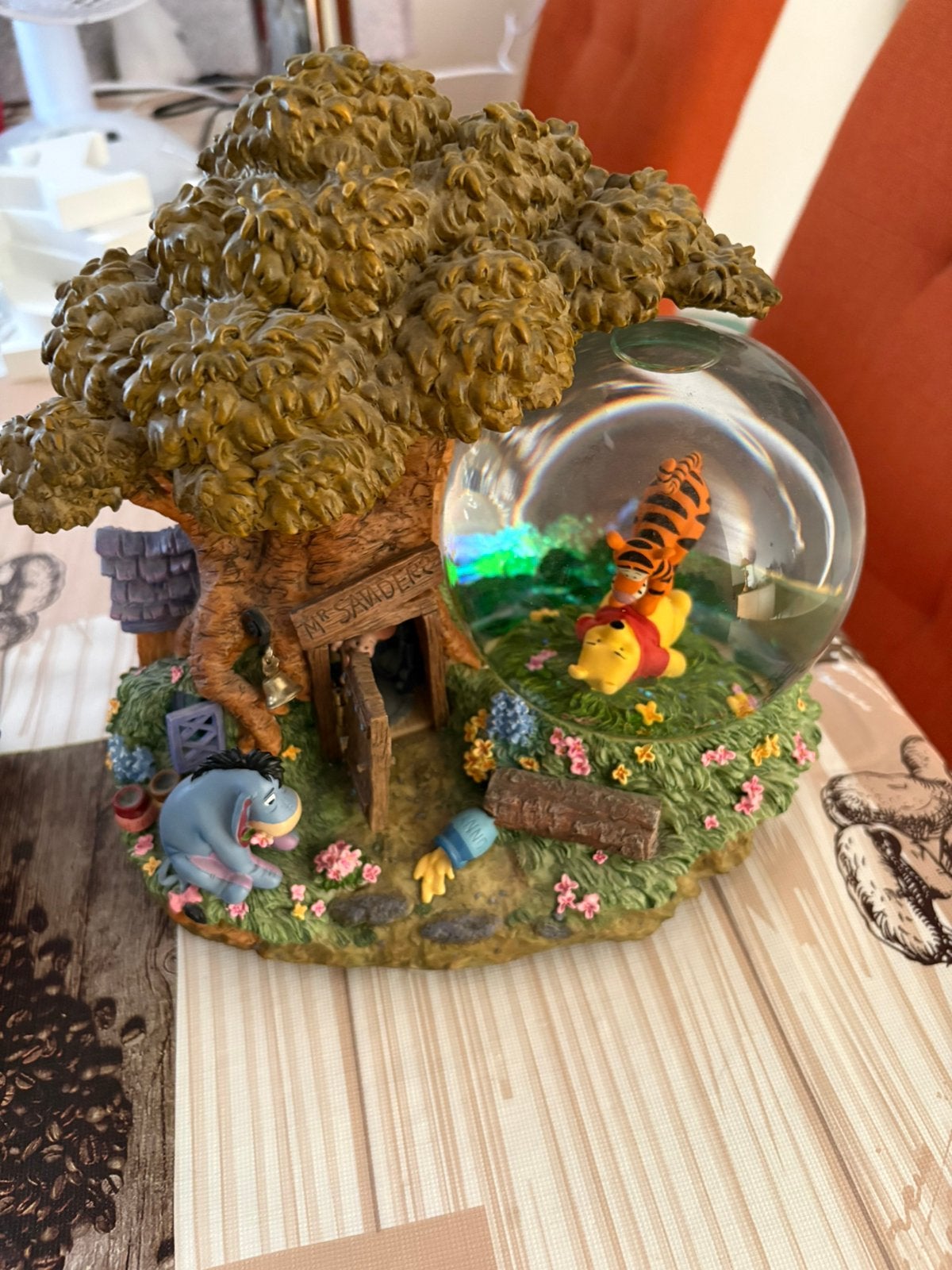 Zeer mooie snowglobe van winnie the pooh, Verzamelen, Ophalen, Winnie de Poeh of vrienden, Zo goed als nieuw, Beeldje of Figuurtje