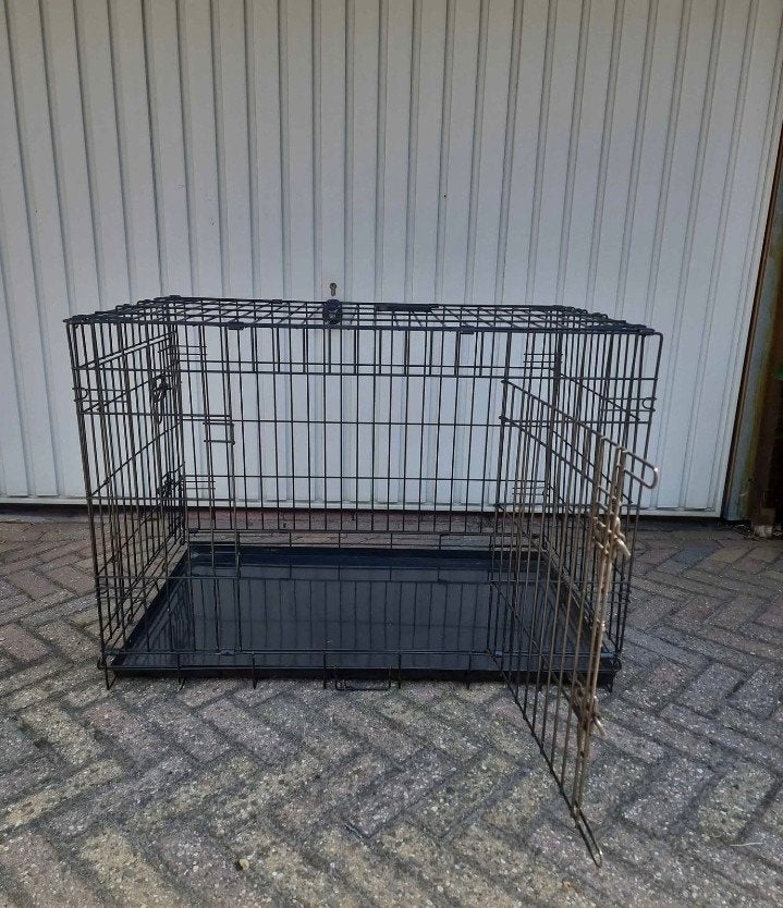Zeer nette Bench zwart maat 91x58x66 en voerbakken, Ophalen