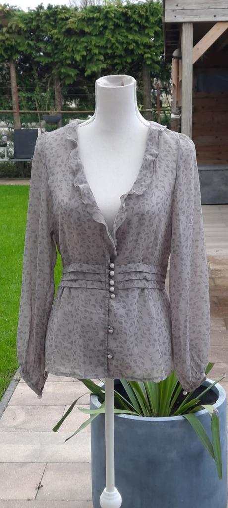 Blouse trendy froezel kraag grijs maat s te dragen met een, Ophalen of Verzenden, Nieuw, Maat 36 (S), Grijs