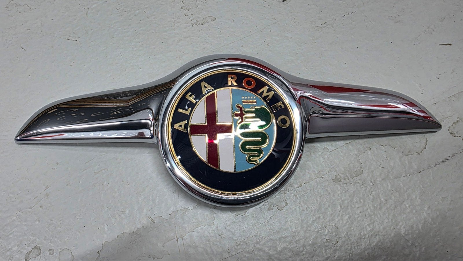 Nieuw Alfa Romeo GT Grill Embleem - Origineel Onderdeel, Voor, Nieuw, Ophalen of Verzenden, Alfa Romeo