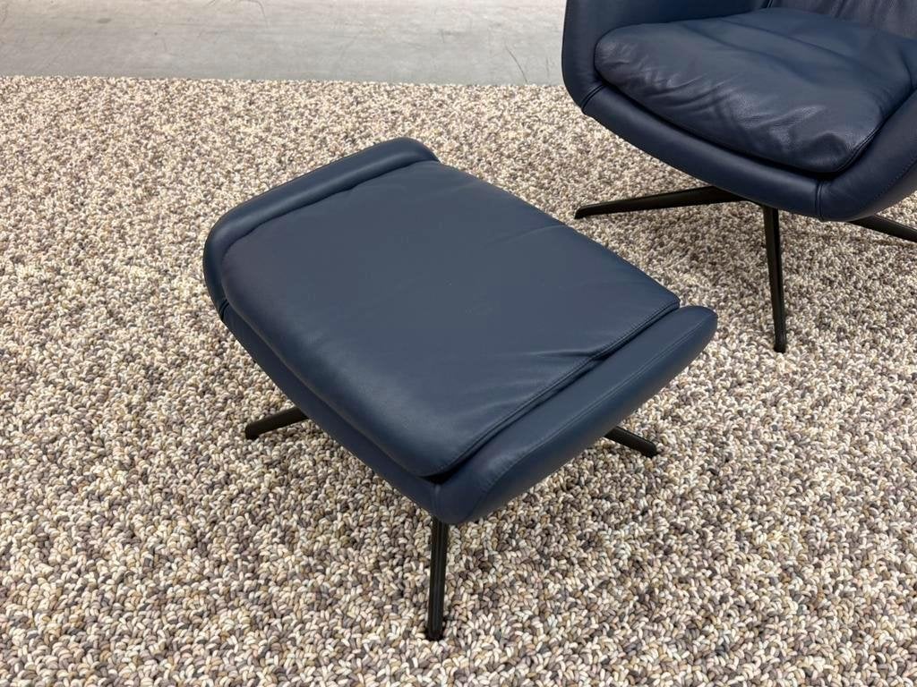 Nieuwstaat leolux Lloyd draai fauteuil met poef blauw leer, Huis en Inrichting, Leolux, Info@leolux.nl, Ophalen of Verzenden, Zo goed als nieuw