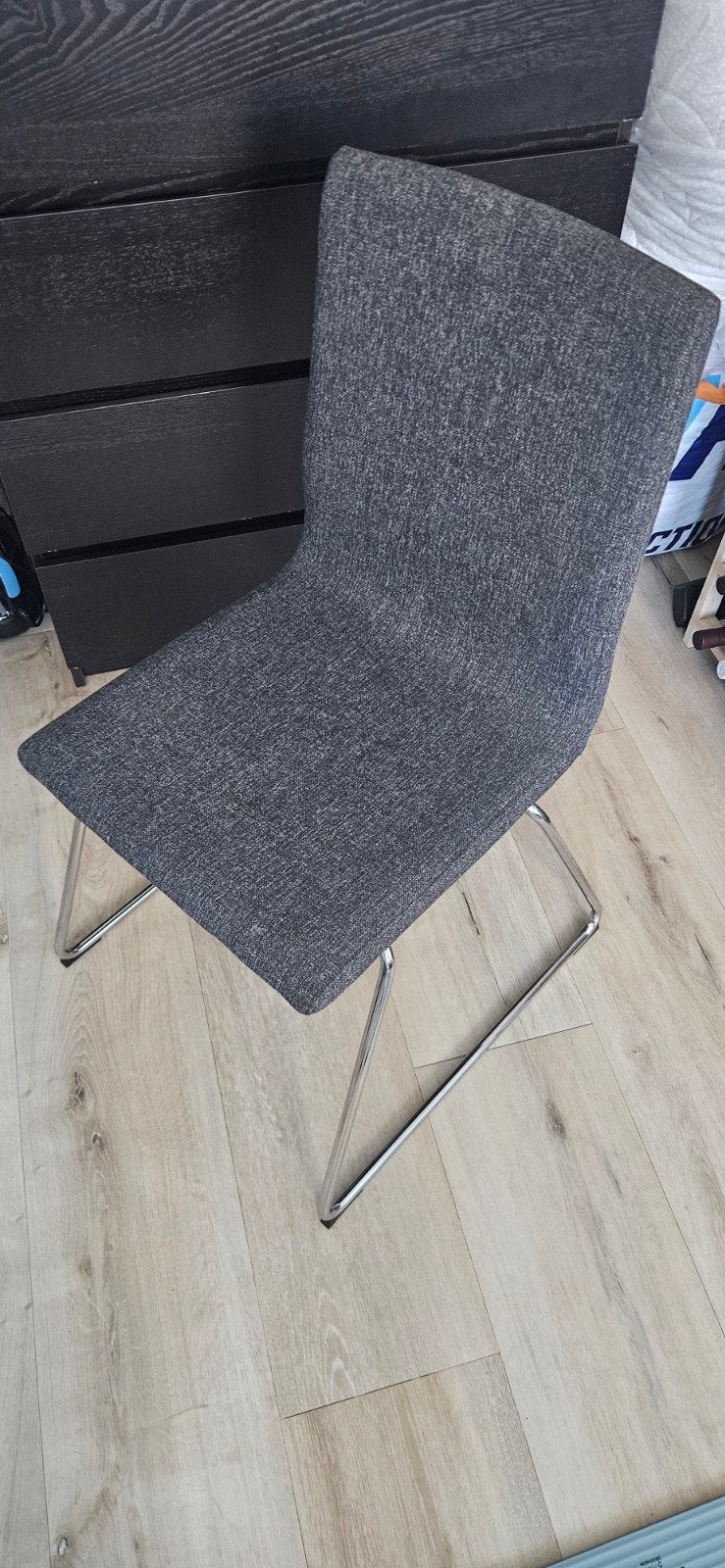 4x Moderne grijze stoel met chromen onderstel, Ophalen, Gebruikt, Stof, Eén