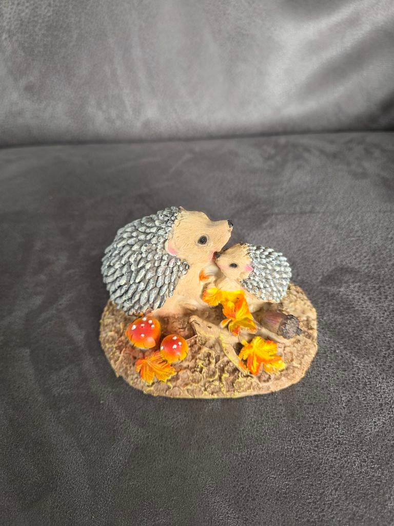 Egel beeldje met kleintje en paddenstoelen, Ophalen of Verzenden, Zo goed als nieuw, Dier