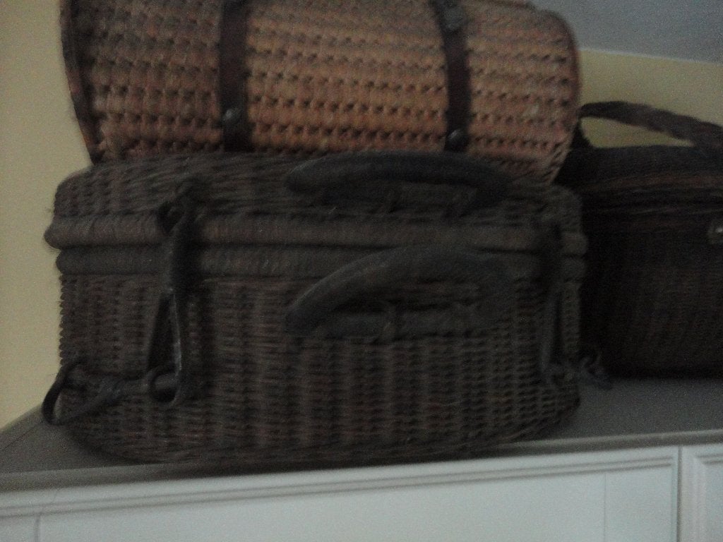 antieke DONKERBRUINE RIETEN MAND / KOFFER + 2 SLUITINGEN, Ophalen of Verzenden
