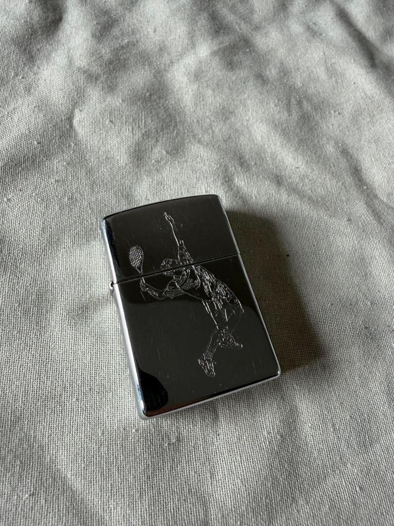 Zippo Aansteker Origineel USA (XIV) Tennis Gravure Verzamel, Verzamelen, Ophalen of Verzenden, Zo goed als nieuw, Aansteker