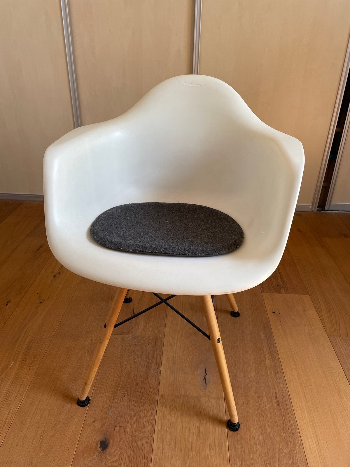 Witte stoel met houten poten en grijs kussen, Ophalen, Gebruikt, Wit, Eén
