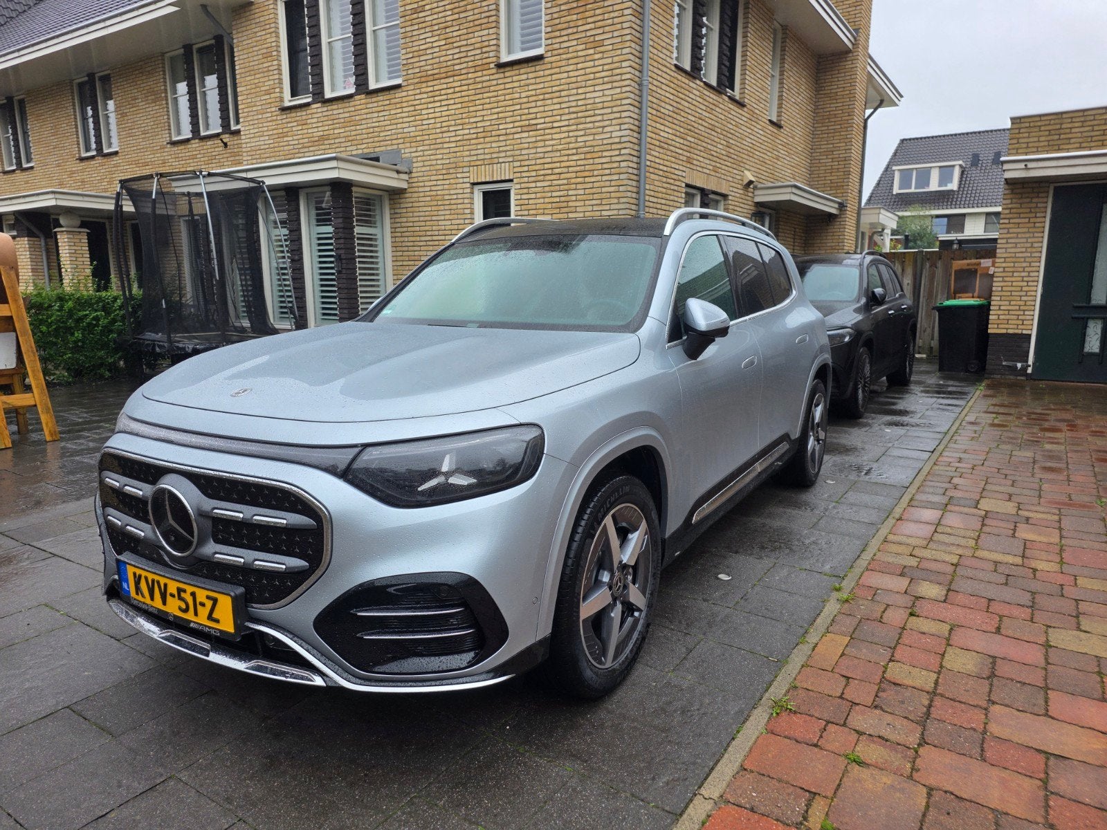 Mercedes-Benz GLB 250+ 272pk 2026 Grijs AMG pano, Auto's, Automaat, Achterwielaandrijving, 85 kWh, Parkeerassistent