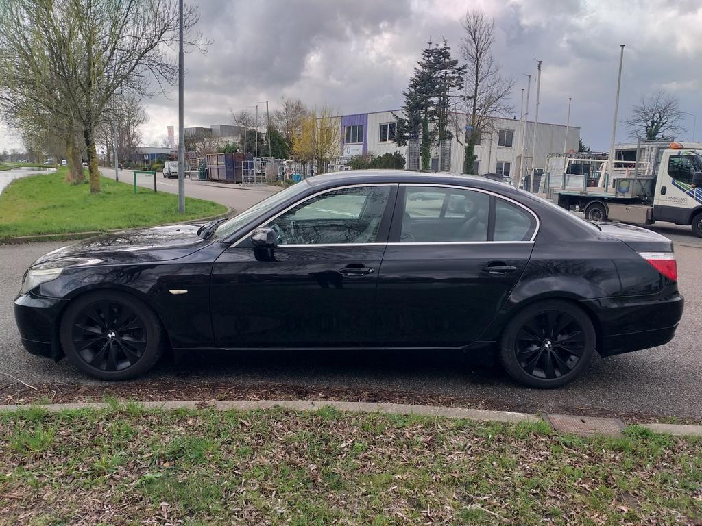 BMW 5-Serie 2.5 I 523 AUT 2009 Zwart, Auto's, Achterwielaandrijving, 1800 kg, Zwart, Navigatiesysteem