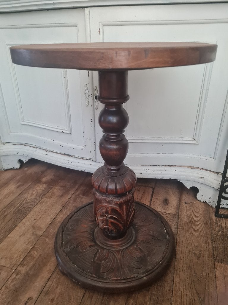 bijna antieke ronde wijntafel hand gesneden poot