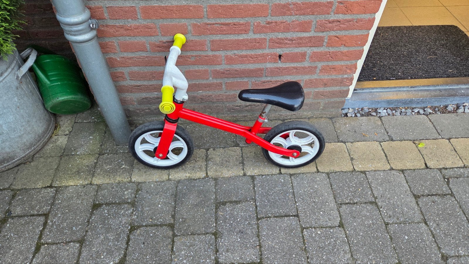 Rode loopfiets met gele handvatten, Ophalen, Gebruikt, Minder dan 16 inch