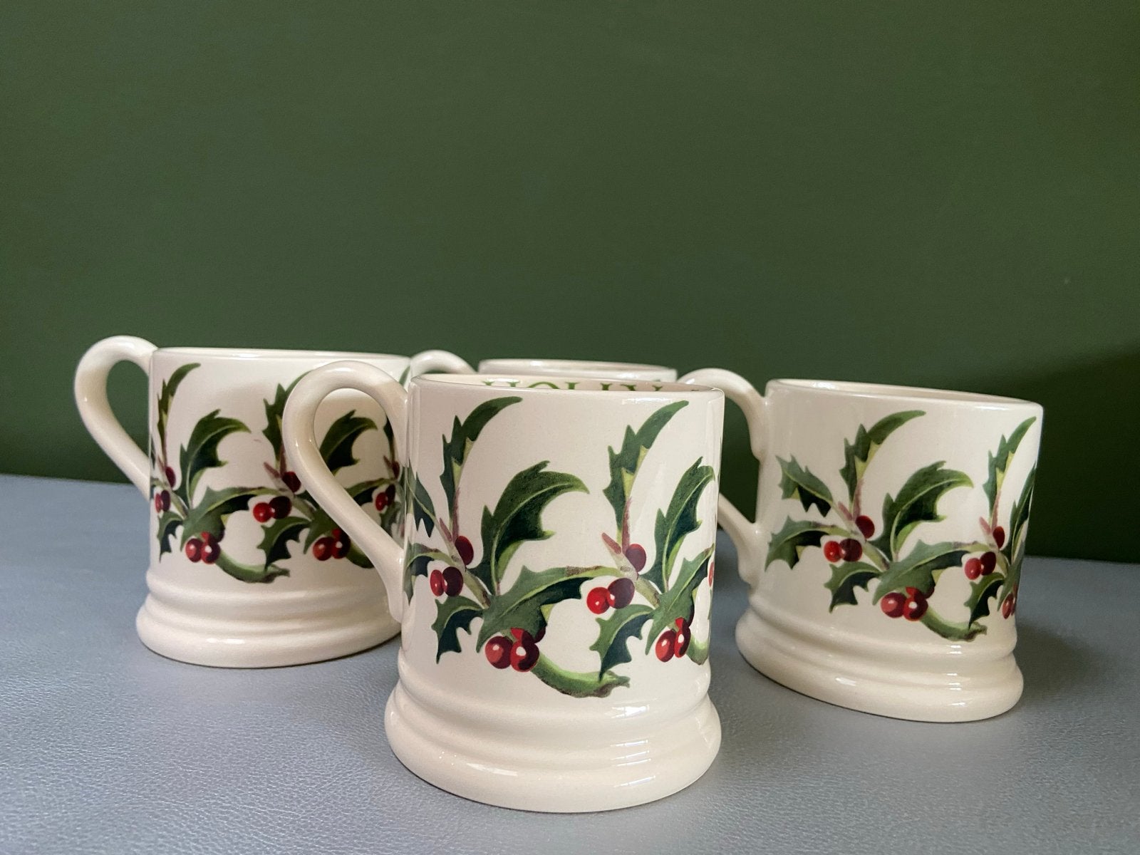 Set van 4 Emma Bridgewater Holly Kerst Mokken, Overige typen, Ophalen of Verzenden, Zo goed als nieuw, Steen/keramiek