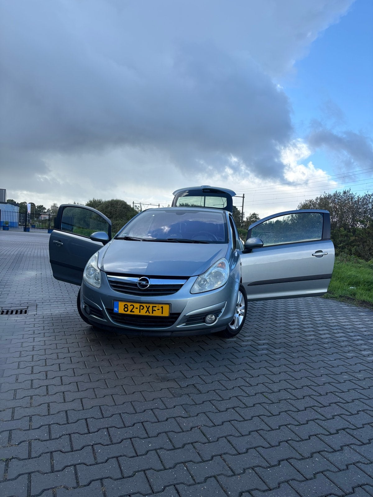 Opel Corsa 1.2 16V 3D 2011 Grijs, Voorwielaandrijving, 450 kg, 40 €/maand, Zwart