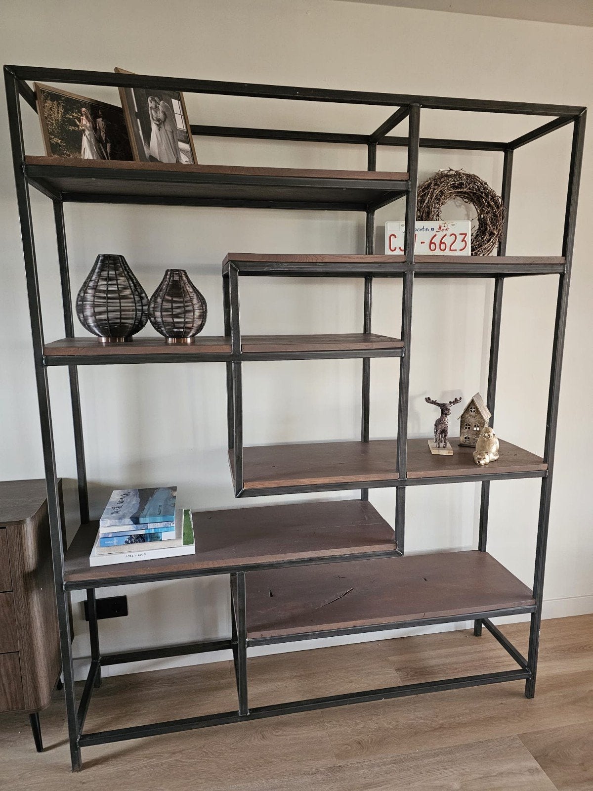 Robuuste stalen kast met eiken houten planken