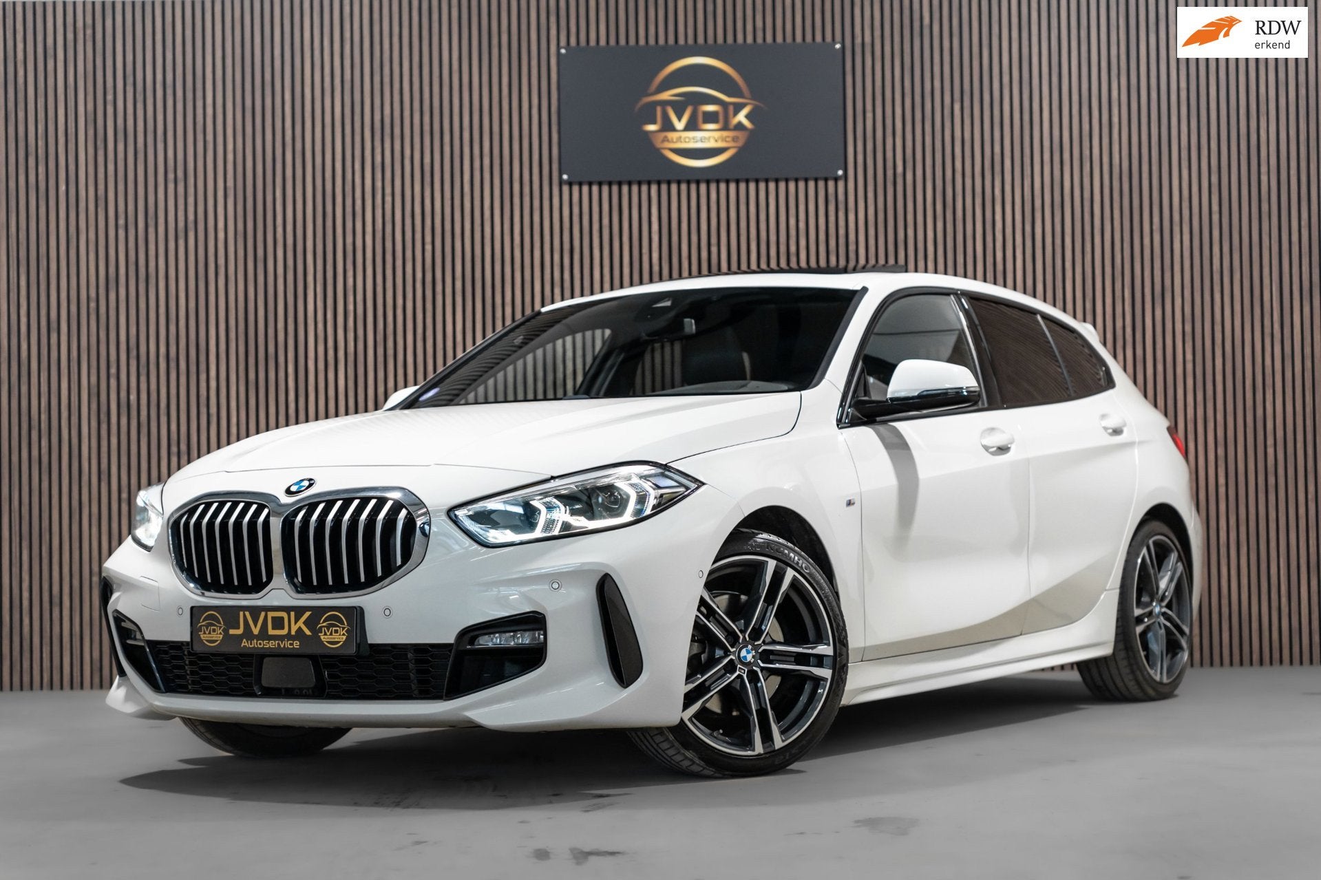 BMW 1-serie 116i M Sport LED NAVI PANO CAMERA, Gebruikt, Wit, Bedrijf, 1100 kg