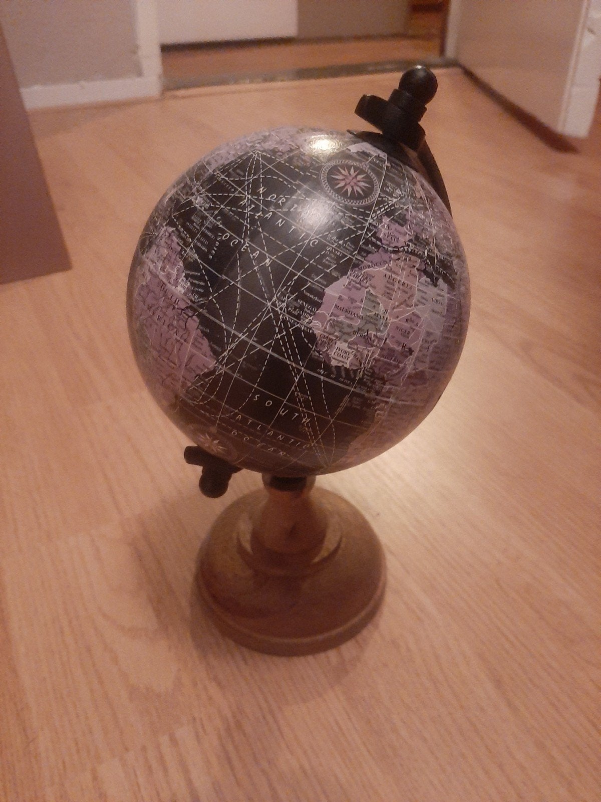 Wereldbol op houten voet - Decoratieve globe, Ophalen of Verzenden, Gebruikt