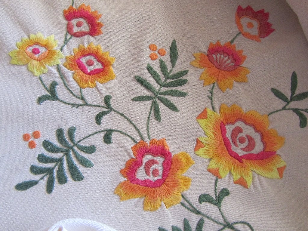 Geborduurd rond tafelkleed met bloemen & servetten, Rond, Zo goed als nieuw, Katoen, 165 cm