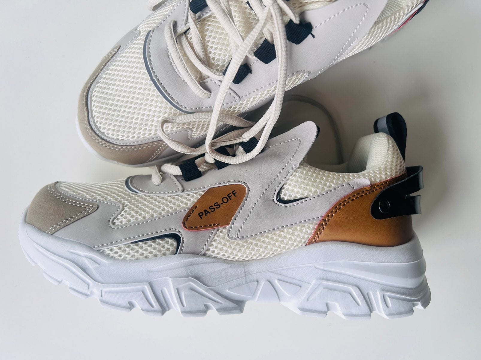 Lichte sneakers uit Thailand, Ophalen of Verzenden, Zo goed als nieuw, Sneakers of Gympen