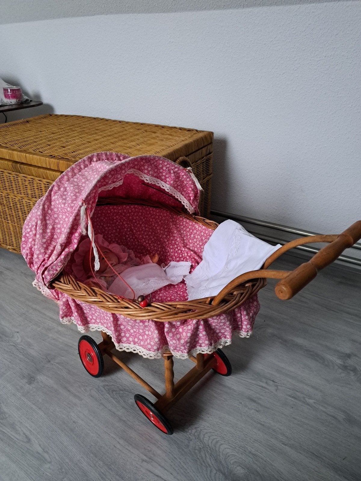 Vintage poppenwagen met babypop en accessoires, Ophalen of Verzenden, Gebruikt, Babypop