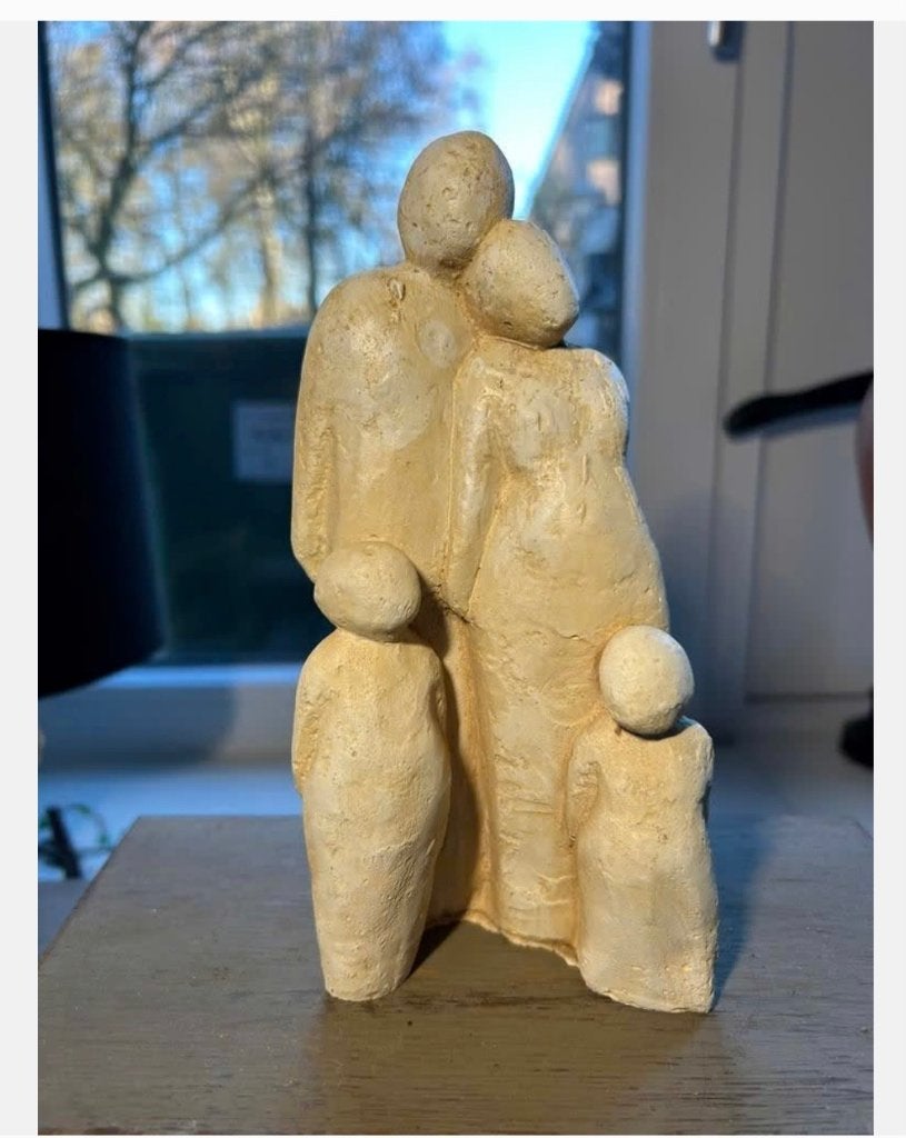 Familie beeld “Wendela” 19,5 cm, steen, Antiek en Kunst, Kunst | Beelden en Houtsnijwerken, Ophalen of Verzenden