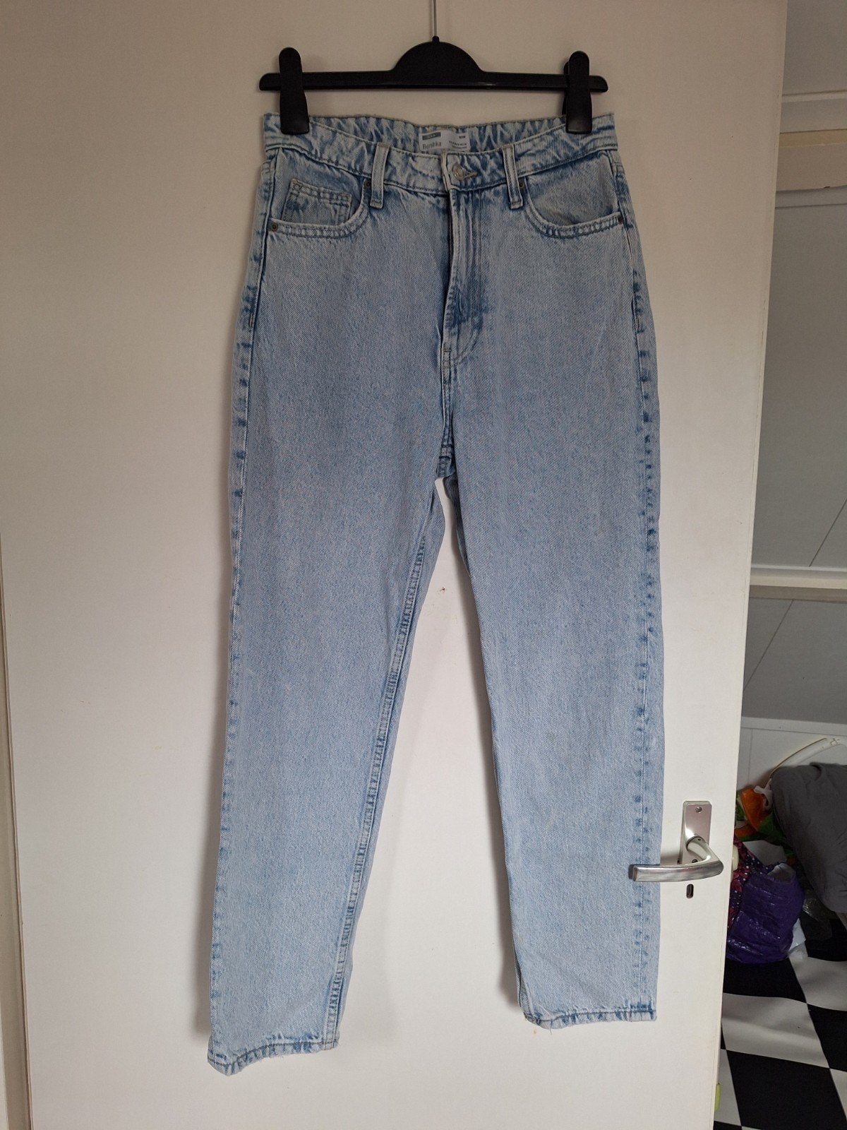 Bershka Mom Jeans - Lichtblauw Denim, Blauw, Zo goed als nieuw, W28 - W29 (confectie 36), Bershka