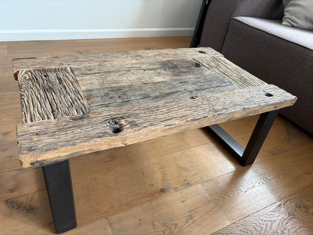 Salontafel van wagonhout met zwarte stalen poten, 100 tot 150 cm, Zo goed als nieuw, Rechthoekig, Overige houtsoorten