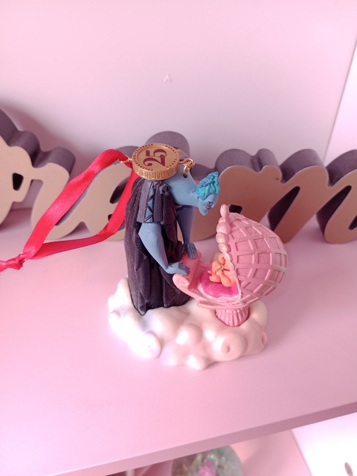 leuk Disney ornament Hercules met hades uit Disneyland, Ophalen of Verzenden, Overige figuren, Zo goed als nieuw, Beeldje of Figuurtje