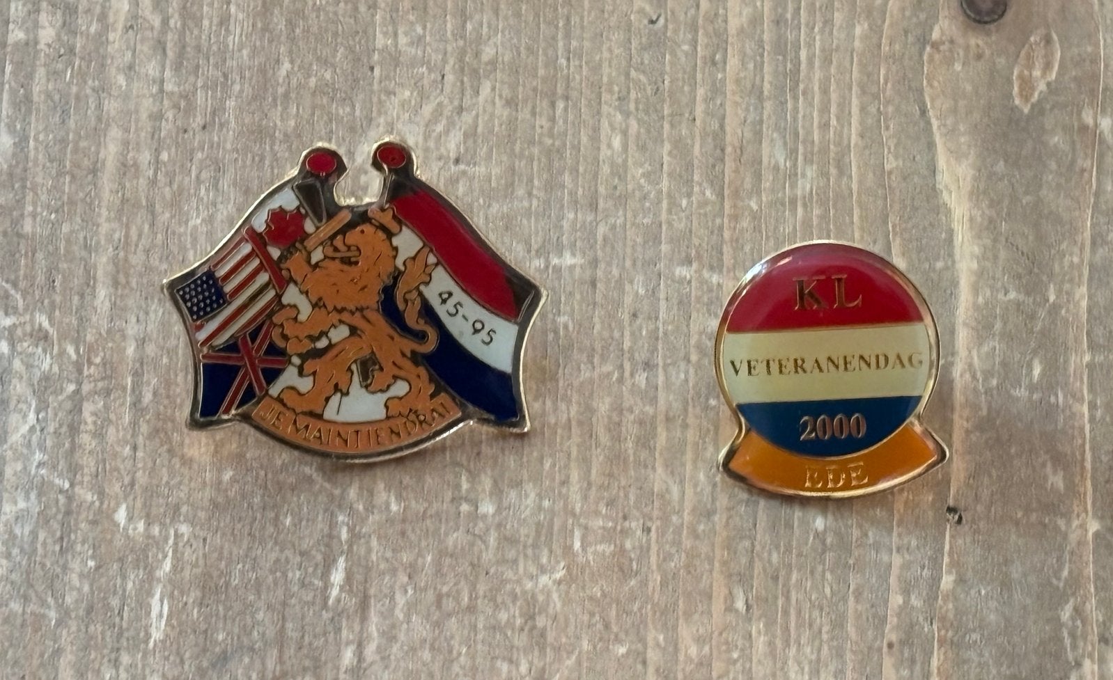 2 Veteranen Pins: 45-95 Bevrijding & Veteranendag 2000 Ede, Ophalen of Verzenden, Overige soorten, Nederland, Embleem of Badge