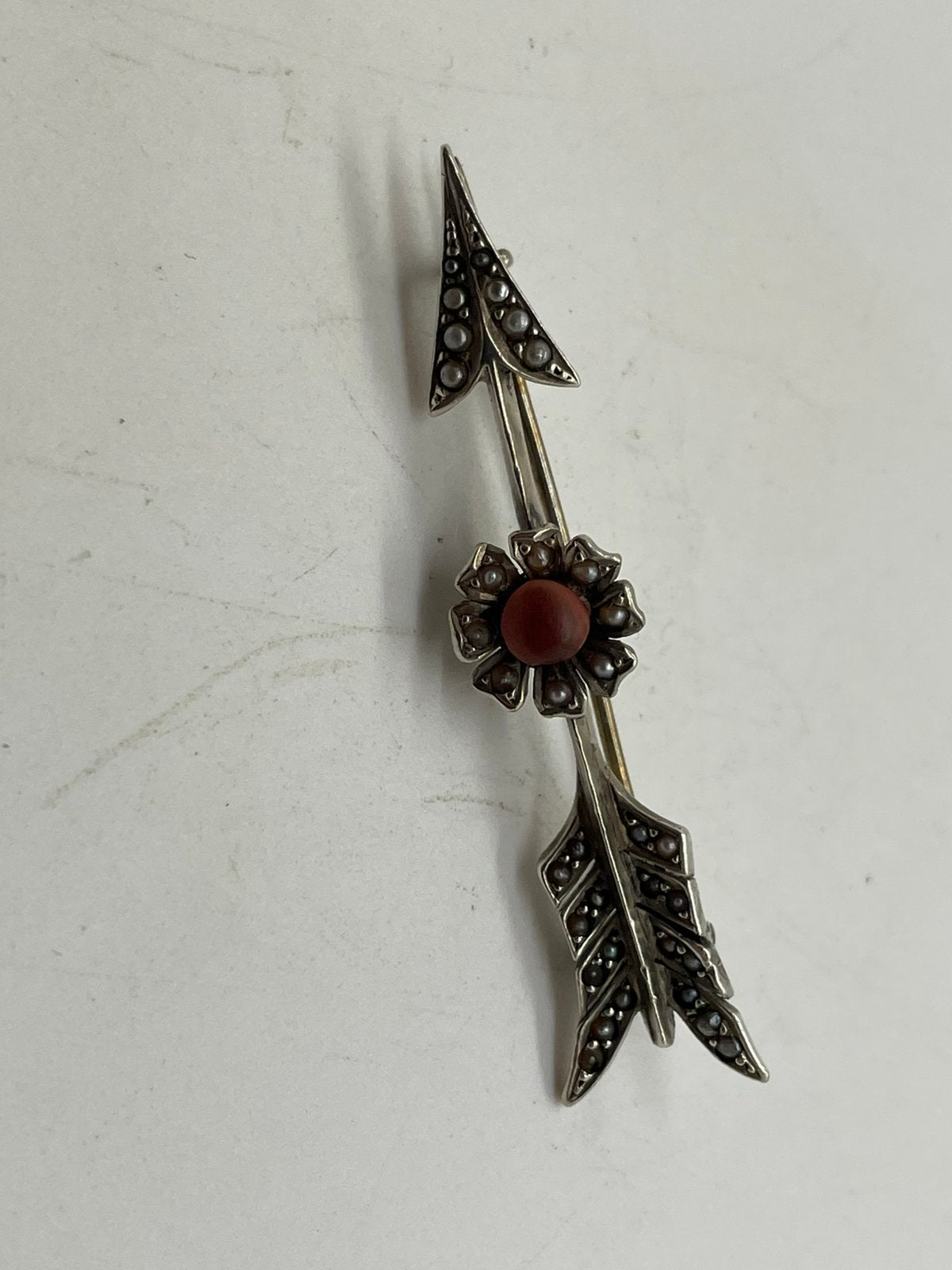 G354 Prachtige zilveren pijl broche bloedkoraal markasiet, Ophalen of Verzenden, Zilver, Broche, Met edelsteen