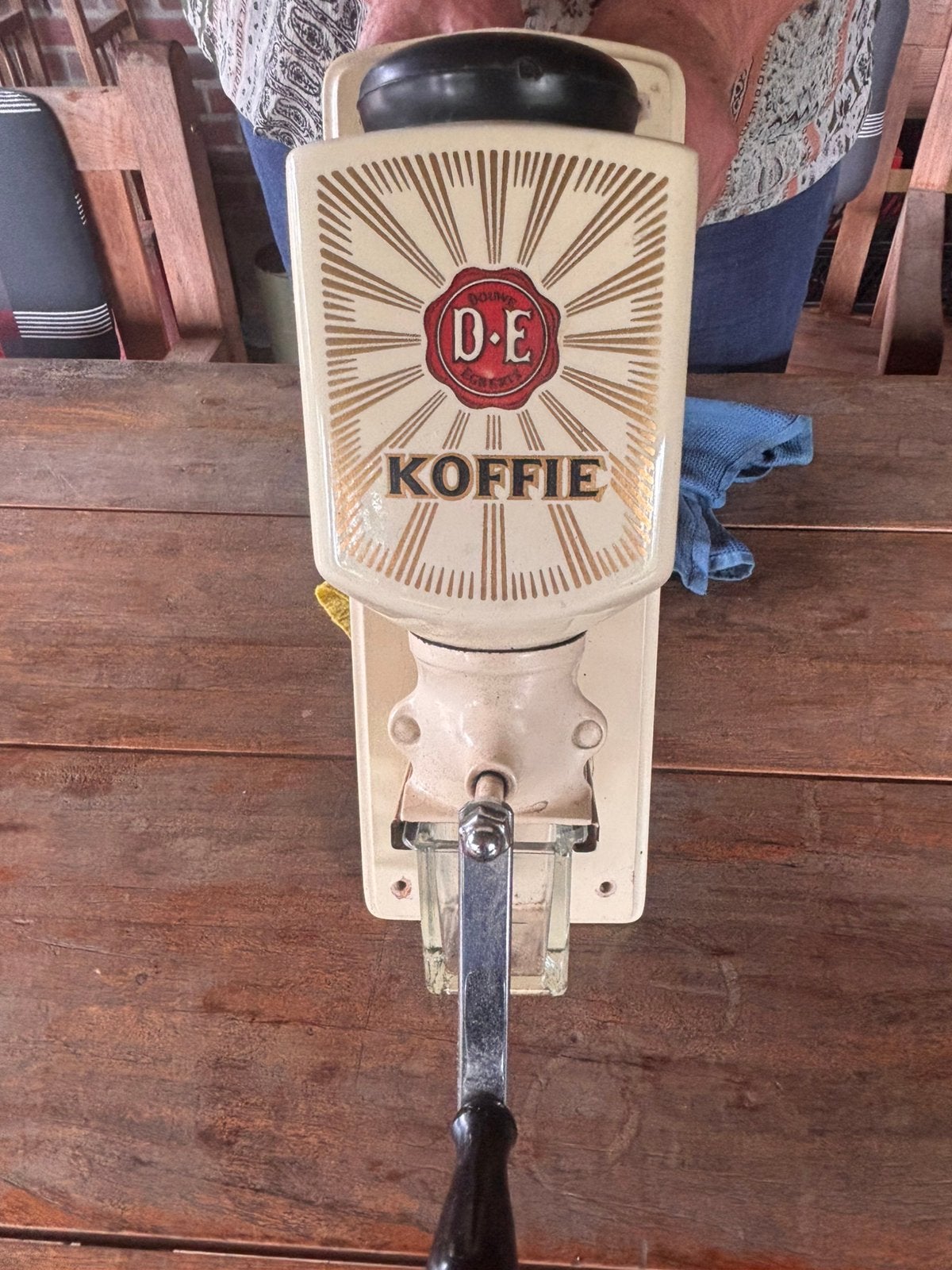 Vintage Douwe Egberts wandkoffiemolen, Ophalen