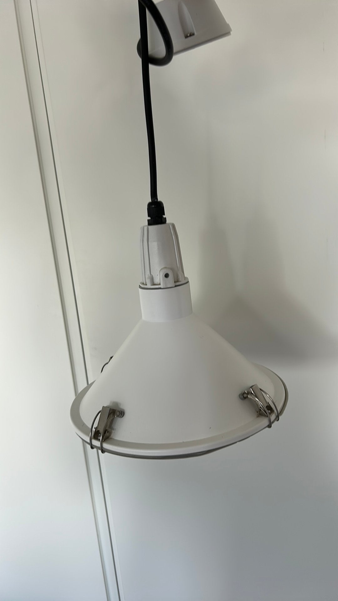 Twee hanglampen Leitmotiv wit design industrieel, Ophalen of Verzenden, Zo goed als nieuw