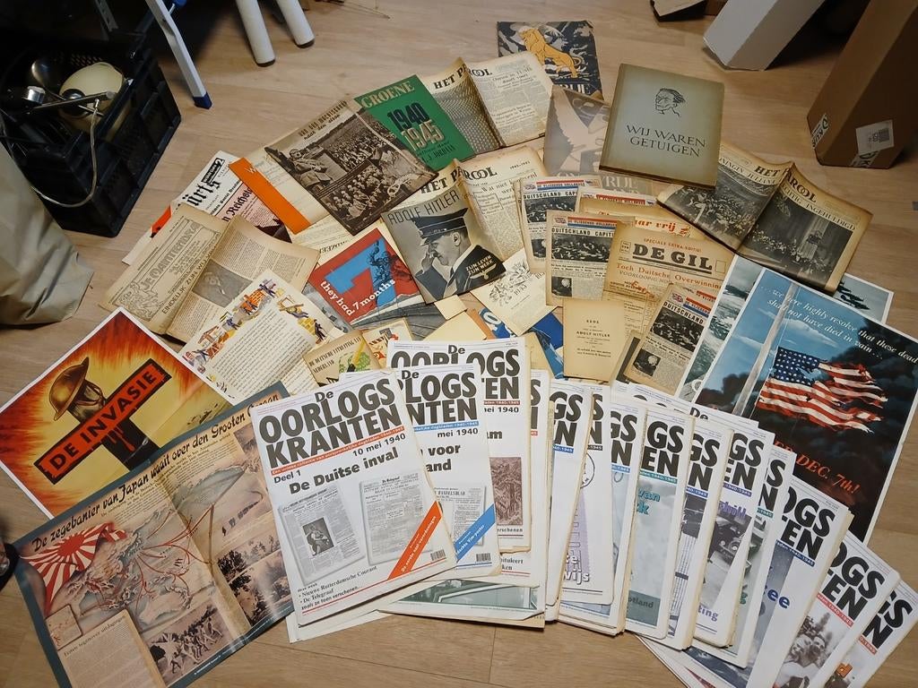Grote partij Tweede Wereldoorlog kranten en documenten, Verzamelen, Ophalen of Verzenden, Overige soorten, Nederland, Boek of Tijdschrift