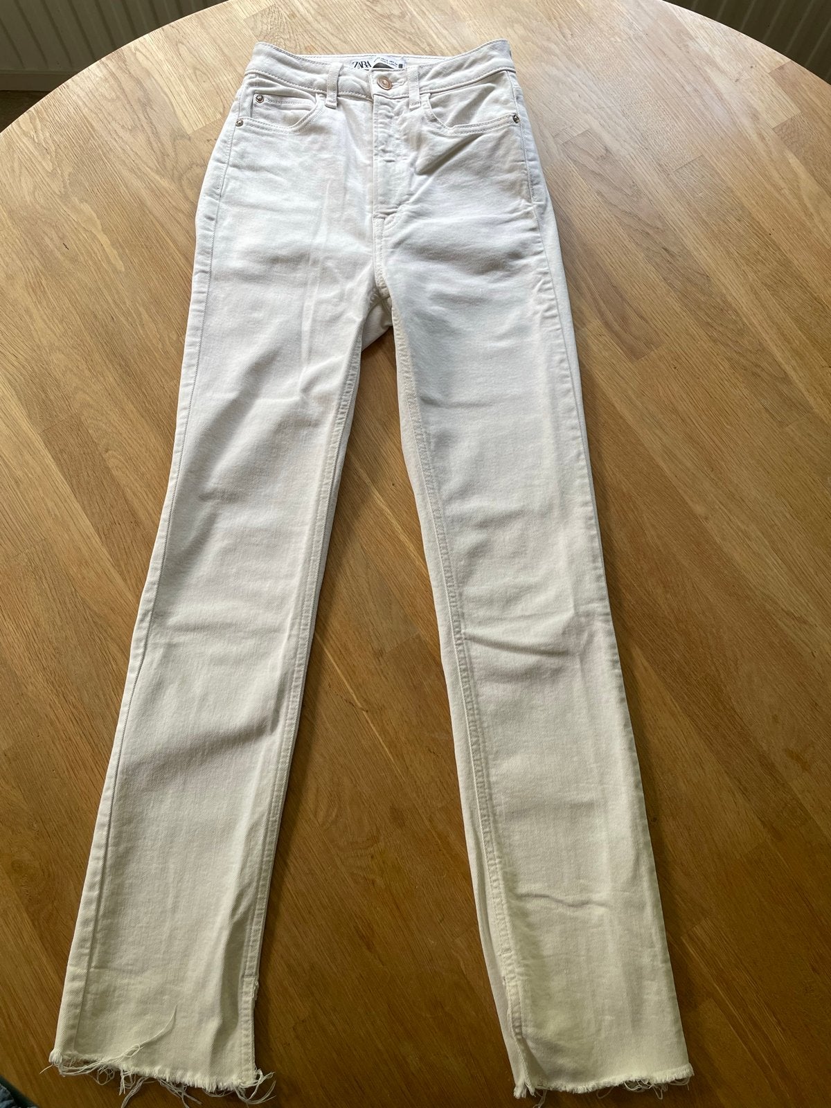 Zara witte jeans maat 34, Kleding | Dames, Ophalen of Verzenden, Zo goed als nieuw, Wit, W27 (confectie 34) of kleiner
