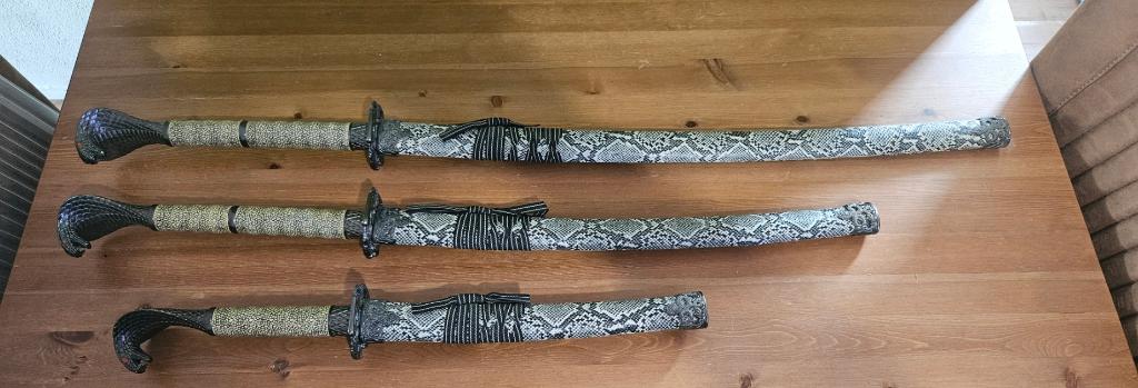 Decoratieve zwaarden met slangenhandvat, Ophalen