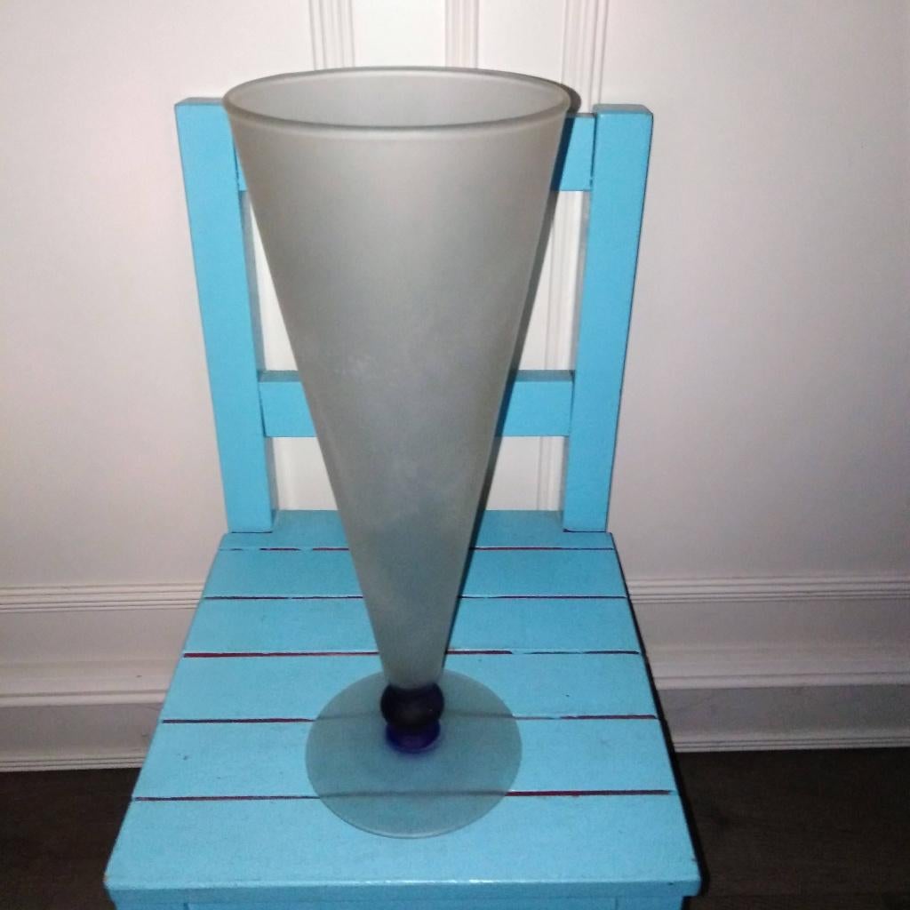 Vaas van melkglas met een donkerblauw accent, Ophalen, Gebruikt, Overige kleuren, Glas