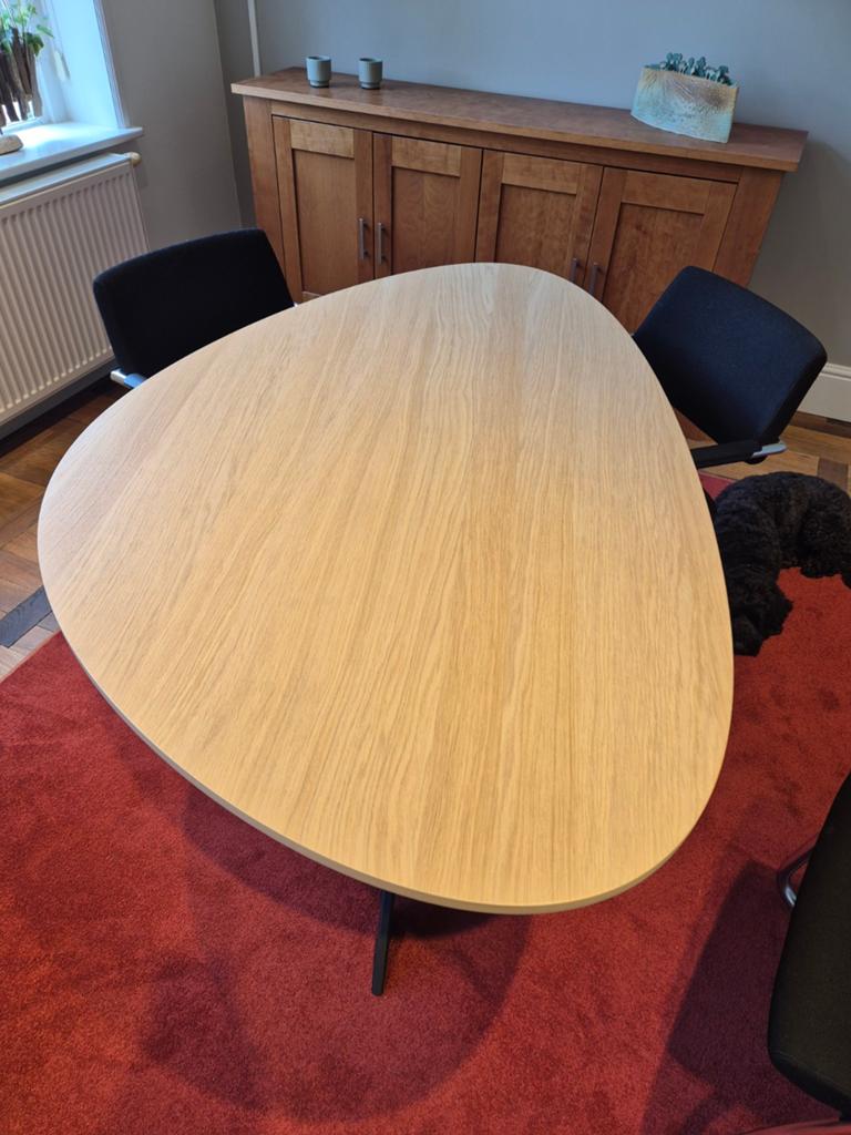 Stijlvolle tafel in kiezelvorm 160 x 100 cm, Huis en Inrichting, Tafels | Eettafels, Ophalen, 100 tot 150 cm, Zo goed als nieuw