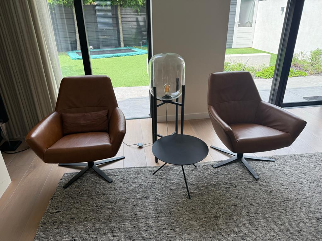 Leren fauteuils (2 stuks) met salontafel en vloerlamp, Huis en Inrichting, Ophalen, Zo goed als nieuw, Leer, 75 tot 100 cm