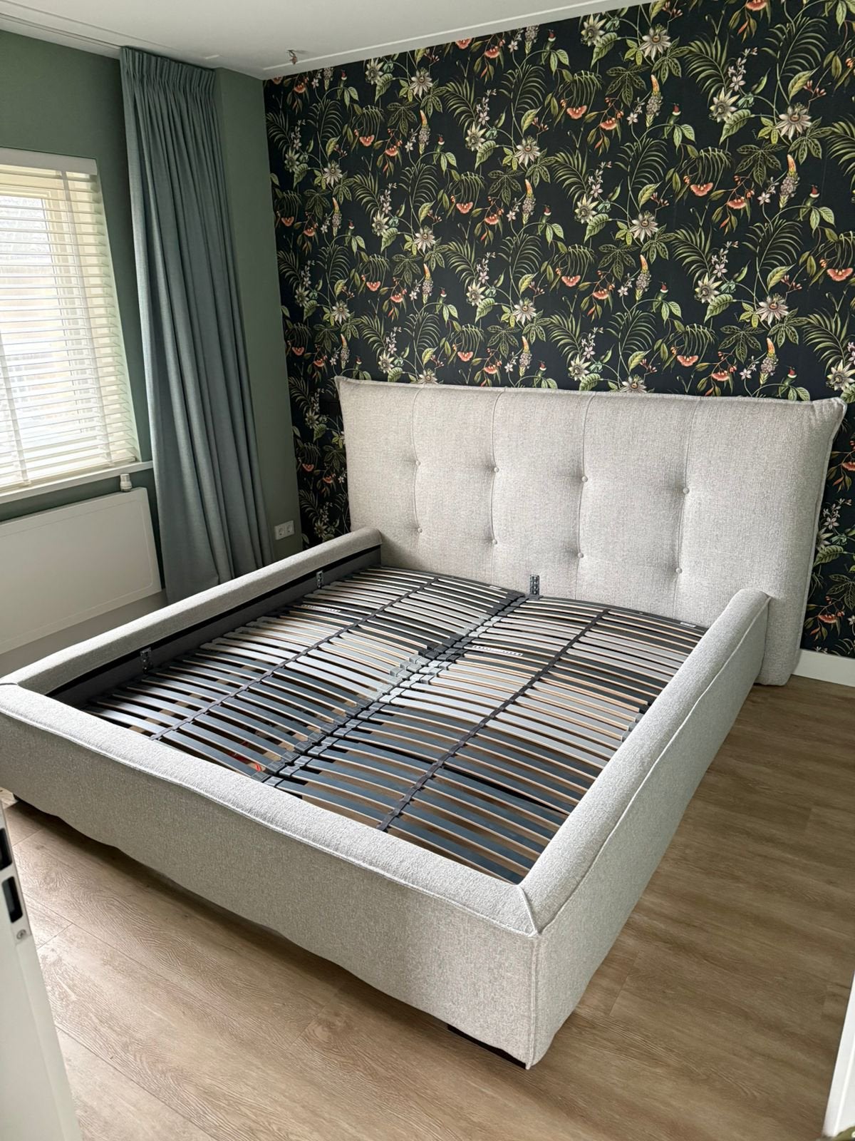 Goossens Bedframe Bolzano 180x200 + Premium lattenbodems, Huis en Inrichting, Slaapkamer | Bedden, Ophalen, Tweepersoons, Zo goed als nieuw