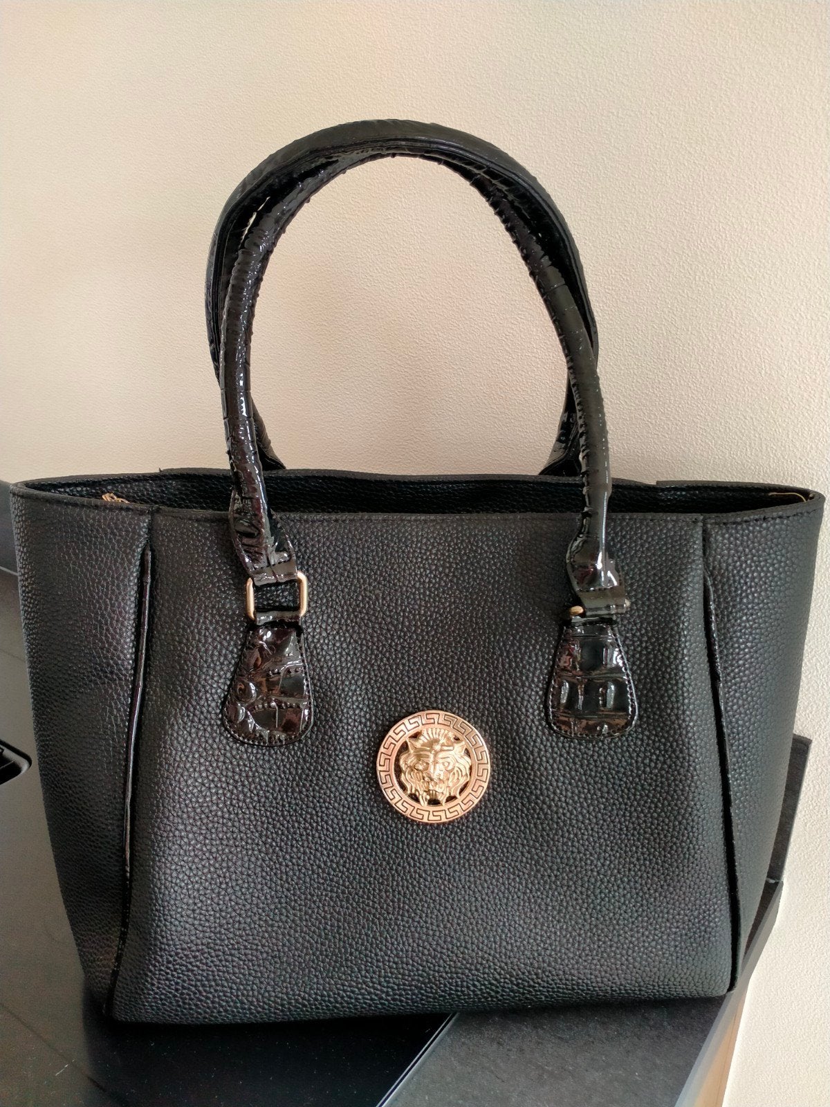 Zwarte handtas(Versace) met gouden leeuwenkop detail, Sieraden, Tassen en Uiterlijk, Ophalen of Verzenden, Zo goed als nieuw, Zwart