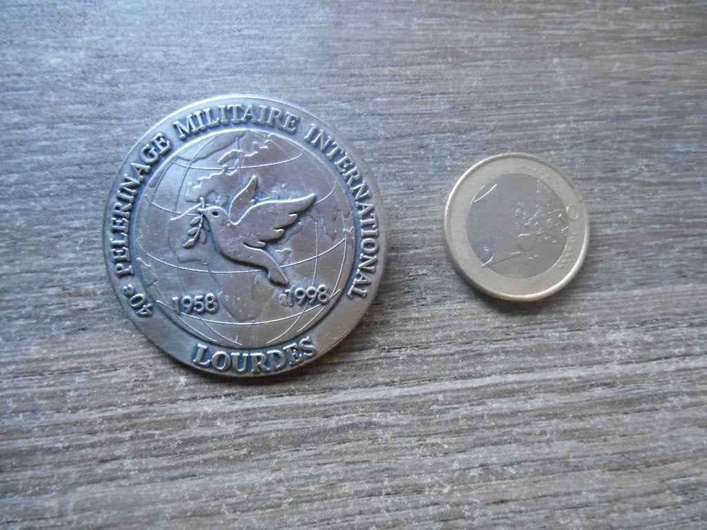 Broche 40ste internationale militaire bedevaart tocht 1998, Verzamelen, Militaria | Algemeen, Landmacht, Overige typen, Overige gebieden